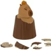 Kläckande trädstam med capybara