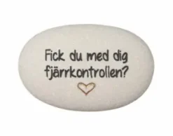 Sten med text "Fjärrkontrollen"